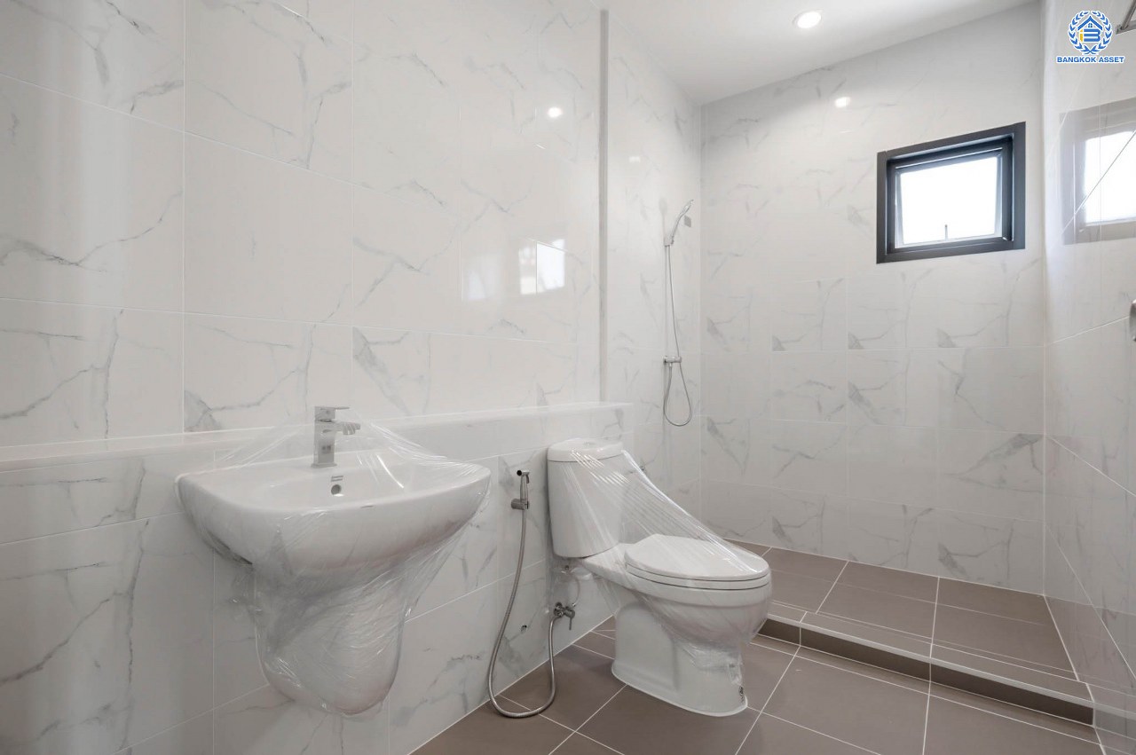 บ้านมือสองตกแต่งใหม่ โครงการ รติรมย์ ฟิฟท์ ราชพฤกษ์-ปิ่นเกล้า หลังมุม เนื้อที่ 57.5 ตร.ว. ฟังก์ชัน 3 ห้องนอน 3 ห้องน้ำ 2 ที่จอดรถ บรรยากาศเป็นส่วนตัว บนทำเลยอดนิยม เชื่อมต่อถนนสวนผัก, ถนนราชพฤกษ์, ถนนบางกรวย-ไทรน้อย ใกล้เซ็นทรัลเวสต์วิลล์ และจุดขึ้นทางด่วน "ศรีรัช"